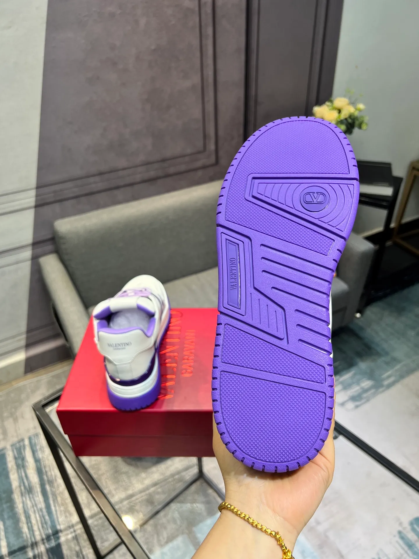 Men's Men's Shoes 💰660 Valentino 2023 early autumn new star shoes are now online! Wang Hedi and Ren Jialun have been worn by many celebrities. Who can refuse the same couple shoes as Wang Hedi! The design of Stars Stab My Heart is cool and spicy. The material of the shoes is cowhide, and every color is beautiful! Size 35-40, men’s size 39-44 (women’s 41, men’s 38, 45🉑️customized)